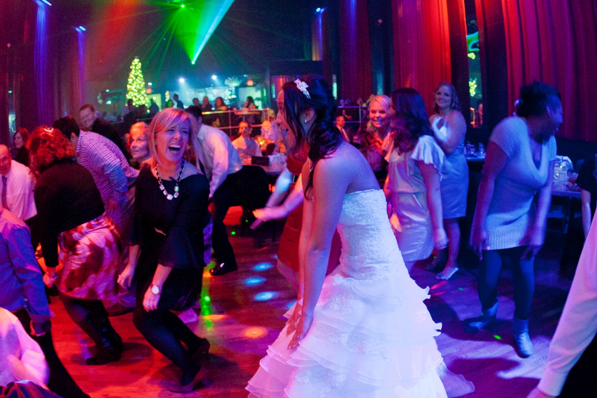 DJ na wesele obsluguje przyjecie weselne